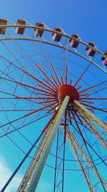 Lunaparktaki dönme dolap Dikey video