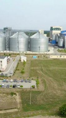 Buğday ve diğer tahılları depolamak için sıra sıra tahıl. Hava görünümü Dikey video