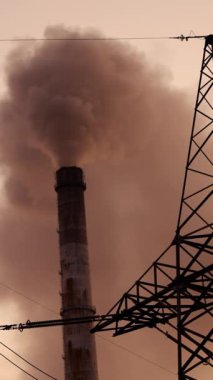 Akşamları dumanlı borular dikerim. Büyük duman yığınlarının yanında elektrik direği var. Fabrika bacaları atmosferi mor gökyüzüne karşı kirletir. Ekoloji kirliliği. Dikey video