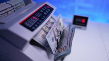 Modern otomatik para sayma makinesi. 100 dolarlık banknotlar hesaplama için içine konur. Kapat..