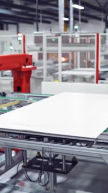 Modern fabrikanın içi. Güneş panelleri yapma teknolojisi icat edildi. Modern endüstriyel santralin içinde robot ekipmanları var. Dikey video