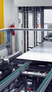 Robot bitkisinin içi. Modern otomatik ekipmanlar kapalı alanda. Üretim tesisinde yeni detaylar oluşturma süreci. Dikey video