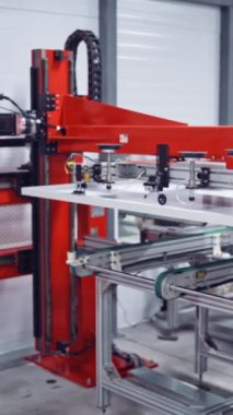 Çağdaş endüstriyel tesis kapalı alanda. Modern robot imalatının içindeki otomatik ekipman. Yenilikçi teknoloji. Dikey video