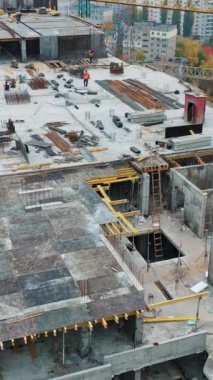 Konut kompleksi inşaatı. Hava görüntüsü. Dikey video