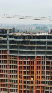 Konut kompleksi inşaatı. Hava görüntüsü. Dikey video