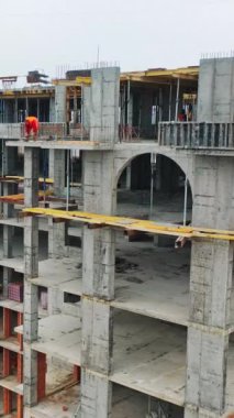 Konut kompleksi inşaatı. Hava görüntüsü. Dikey video