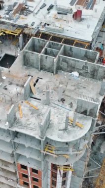 Konut kompleksi inşaatı. Hava görüntüsü. Dikey video