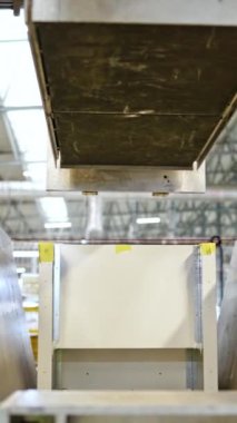 Yenilikçi fabrika geçmişi. Modern fabrikanın içinde robot ekipmanları var. Modern ekipmanlarla yeni bir detay oluşturma süreci. Dikey video