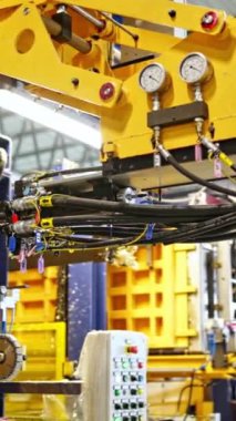 Fabrikanın içindeki modern ekipman. Yükseltilmiş santralde otomatik makineler. İçeride imalat. Dikey video