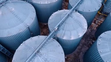 Tahıl depolamak için büyük metal tankların üzerinden yükseliyor. Kırsal kesimde modern gıda işletmeleri.