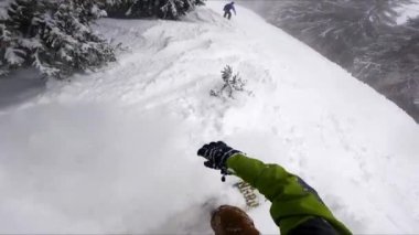 Füniküler çizginin altındaki karlı ormanın oradaki snowboard gezisini ilk gören kişi. Snowboardcu dostumu takip ediyorum. Sporcu düşerken durur..