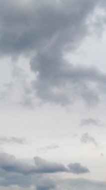 Gündüz vakti bulutlu gökyüzü. Ufuk tamamen bulutlarla kaplı. Düşük açı. Zaman ayarlı. Dikey video