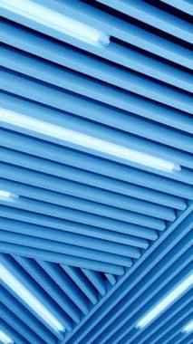 Alışılmadık tavanda lambalar var. Gün ışığı açıldı. Düşük açı. Dikey video