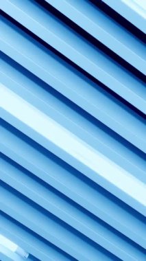 Tavandaki dekoratif paneller arasında uzun lambalar var. Aşağıdan bak. Dikey video