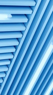 Tavanda uzun lambalar bulunan dekoratif paneller. Beyaz ışığın ışığını açtık. Düşük açı. Dikey video