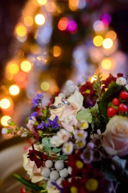 Köpüklü yüzük buketi. Yaprakların arasına yerleştirilmiş pırıl pırıl yüzüklerle dolu canlı bir buket romantik bir gösteri yaratır..