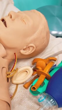 Hastane odasındaki bir adamın plastik modeli. Tedavi için özel ekipmanlı bir erkek kukla. Üniversite öğrencileri için manken. Yakın plan. Dikey video