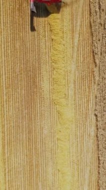 Buğday tarlasını birleştirin. Büyük buğday tarlasında çalışan kombine üzerinde hava görüntüsü