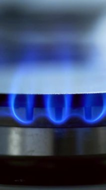 Ocağın gazını yakıyorum. Gaz mutfak sobasından yakın çekim.