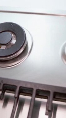 Gaz ocağını temizleyen kadın. Mutfakta süngerle gaz ocağını temizleyen bir kadın eli.