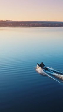 Nehirdeki sürat teknesi. Nehirde tekneyle dinlenirken hava aracı görüntüsü