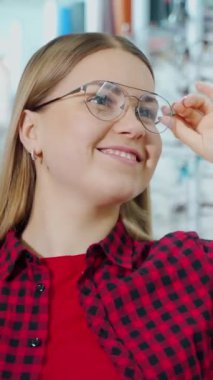 Optik mağazasındaki kız. Optik mağazasından gözlük alan çekici genç bir kadın.