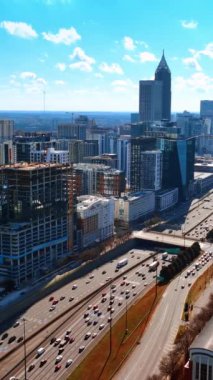 Şehir merkezine giden çok şeritli otoyol. Yarış yollarında sayısız araba çalışıyor. Atlanta 'nın Panorama' sı, ABD. Dikey video