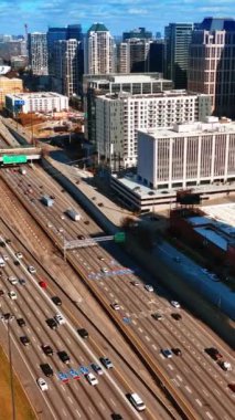 Yoğun trafiğin olduğu otobanlar üzerinde uçuş. Güneşli bir sonbahar gününde Atlanta, Georgia, ABD 'nin en iyi manzarası. Dikey video