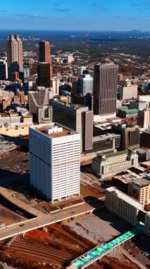 Şehir merkezinde çeşitli mimariler var ve birkaç gökdelen göze çarpıyor. Atlanta, Georgia, ABD 'nin hava görüntüsü. Dikey video