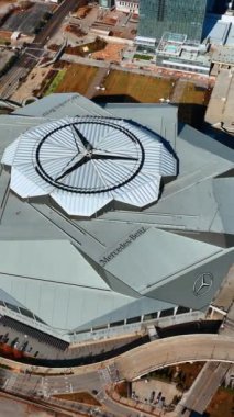 Mercedes-Benz Stadyumu 'nun binası. Güneşli bir günde Atlanta, Georgia, ABD manzarası. Dikey video