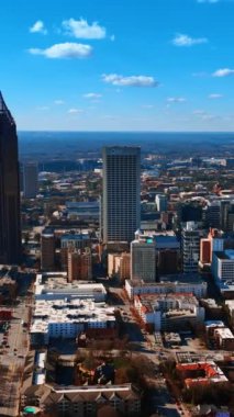 Atlanta, Georgia, ABD manzaralı iki gökdelenli bina. Şehrin üzerinde pamuk bulutları olan güzel mavi gökyüzü. Hava görüntüsü. Dikey video