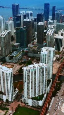 Atlantik Okyanusu 'nun kıyısındaki güzel yüksek binaların üzerinde uçuyordu. Gündüz vakti Miami Panorama 'yı seyret. Dikey video