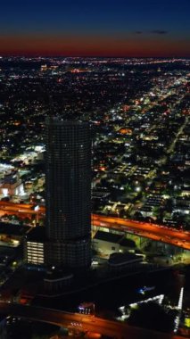 Geceleri Miami, Florida 'nın göz kamaştırıcı manzarası. Milyarlarca ışığı olan muhteşem bir manzara. Havadan bakış açısı. Dikey video