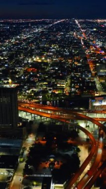 Miami, Florida, ABD 'nin nefes kesici manzarası. Vurgulanan otoyolların ve şehrin üzerinde birden fazla ışık alan insansız hava aracı uçuşları. Dikey video