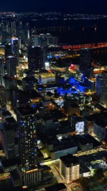 Milyarlarca ışığın yandığı muhteşem Miami, Florida, ABD manzarası. Metropolis 'in gece manzarası. Dikey video