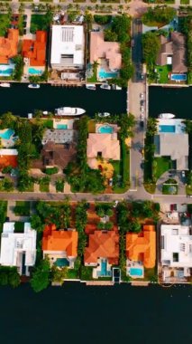 Küçük adanın etrafında lüks evleri ve pahalı yatları olan bir yerleşim yeri. Miami, Florida, ABD 'nin köşkleri. Dikey video