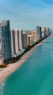 Atlantik Okyanusu 'nun sakin mavi suları Amerika kıyıları yakınlarında. Miami 'nin kıyı şeridine tepeden bakan muhteşem bir manzarası var. Dikey video