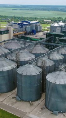 Tarım ürünleri için tahıl ambarı. Tahıl asansörleri tarlaların ortasına yerleştirilir.