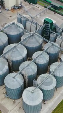 Tarım bölgesinde tohum ambarları. Tahıl asansörü alanının manzara görüntüsü