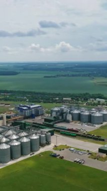 Tarlada büyük bir ambar. Depo için tarım tahıl asansörü binası