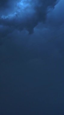 Yağmurdan önce kara fırtına bulutları. Karanlık ve dramatik fırtına bulutlarında ışık arka planda