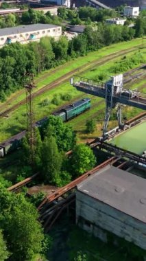 Hava Görüntülü Konteynır Nakliye Treni. Yük treni demiryolu hattından uzaklaşıyor.