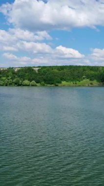 Manzaranın drone görüntüsü. Nehrin üzerindeki hava manzarası