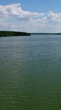 Nehrin üzerinden hava görüntüsü. Güzel doğal nehir manzarası