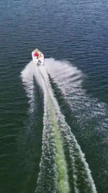 Nehirdeki teknenin havadan görüntüsü. Nehirde yüzen motorlu tekne görüntüsü