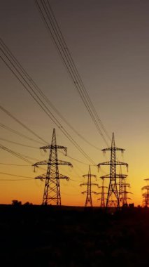 Yüksek voltaj direği. Doğal ortamdaki elektrik hatlarının havadan görünüşü