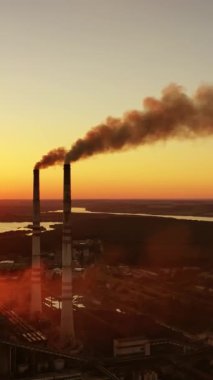 Endüstriyel alanın havadan görüntüsü. Bacalardan çıkan dumanlı elektrik santralinin hava görüntüsü.