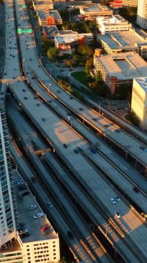 Arabaların geçtiği çok şeritli bir yarış pisti. Miami, Florida, ABD 'de gün batımında otoyol. Üst Manzara. Dikey video