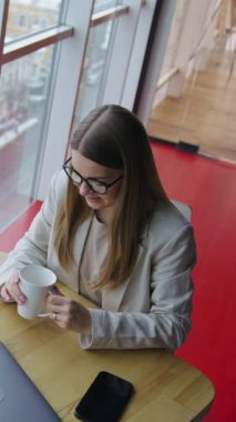 Modern ofiste dizüstü bilgisayarla çalışan iş kadını. İş kadını ev bilgisayarı çalışıyor. Dikey video