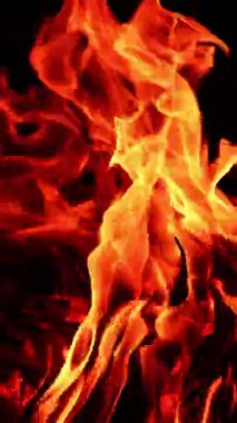 Koyu arkaplanda kırmızı alev. Yakacak odun güzel manzara. Dikey video